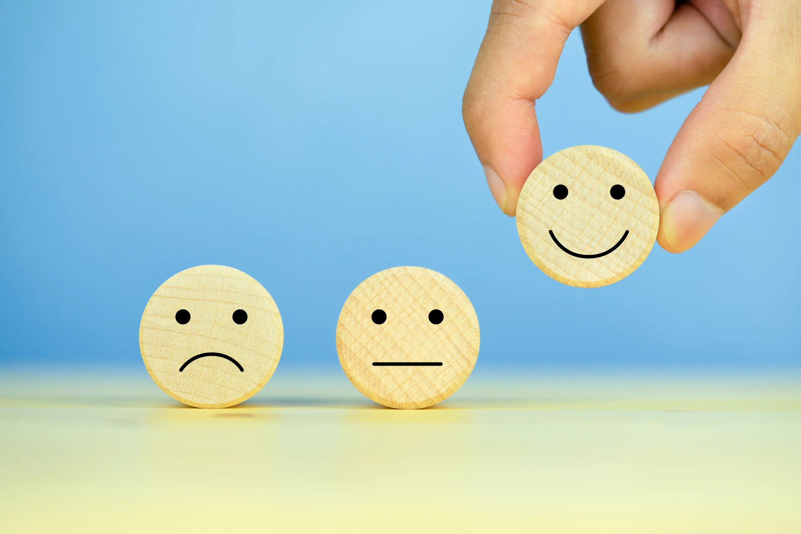 삶의 다양한 모습인 우울한, 무표정, 스마일 세가지의 동그라미가 테이블위에 놓여 있다. 
