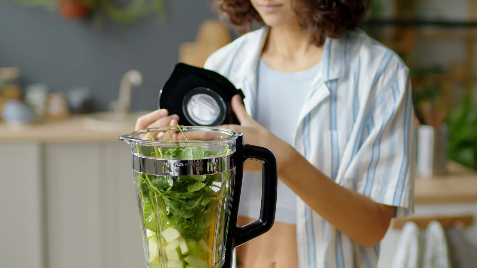블랜드에 야채 과일을 넣고 해독주스 만들 준비를 하는 장면의 사진